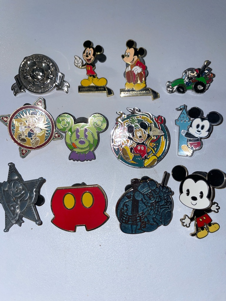 Disney Pins -6 Each 6$